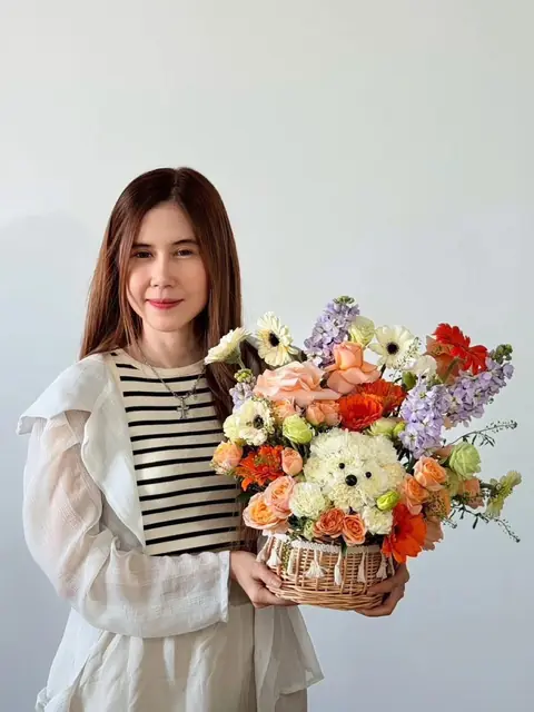 กระเช้าดอกไม้หลากสีกับเจ้าของร้าน
