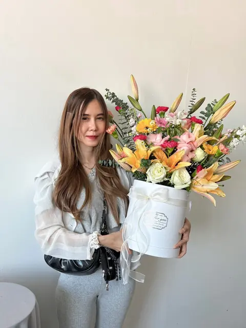 กล่องดอกลิลลี่ส้มเหลืองกับเจ้าของร้าน